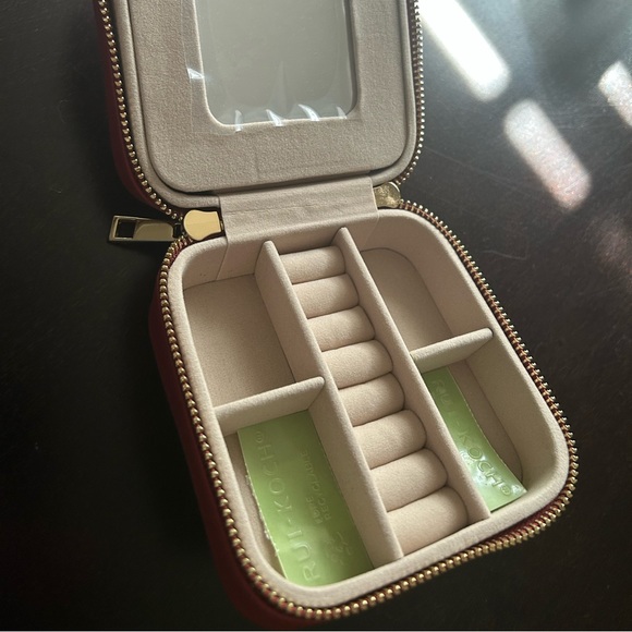 Travel jewelry case - personalized with “Mary Ann” in gold - Picture 2 of 4